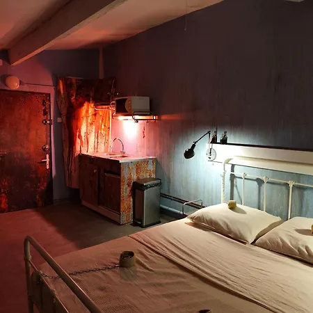 Glauque Horror And Cinema Themed Μπεζιέ